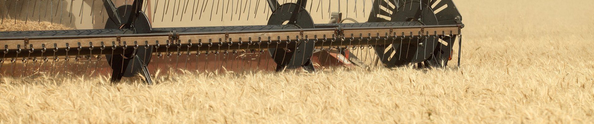 Фермер модернизира стопанството си с нова техника