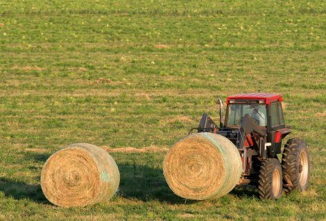 Фермер модернизира стопанството си с нова техника