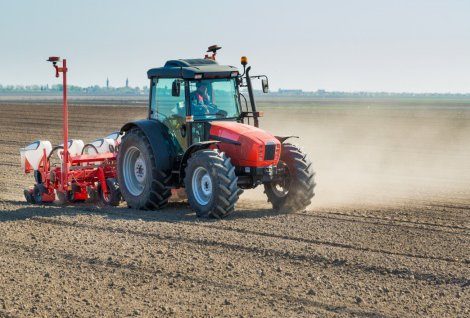 Млад фермер без кредитна история купува трактор и започва да се занимава със земеделие